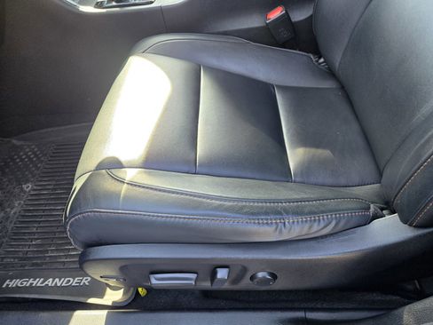 Used 2018 Toyota Highlander XLE image 17