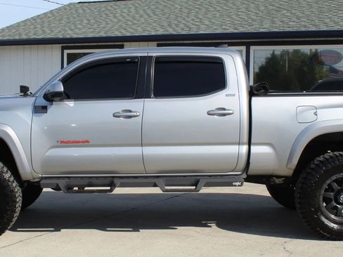 Used 2018 Toyota Tacoma SR5 image 2