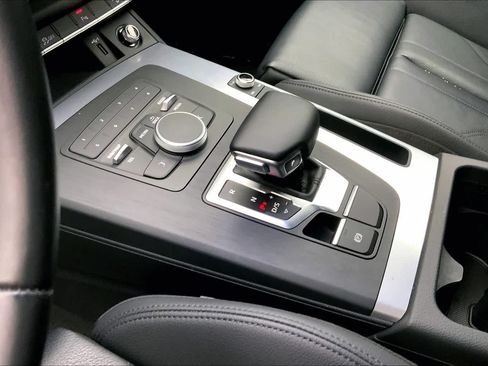 Used 2020 Audi Q5 2.0T Premium w/ Titanium Sport Package AWD/4WD image 17