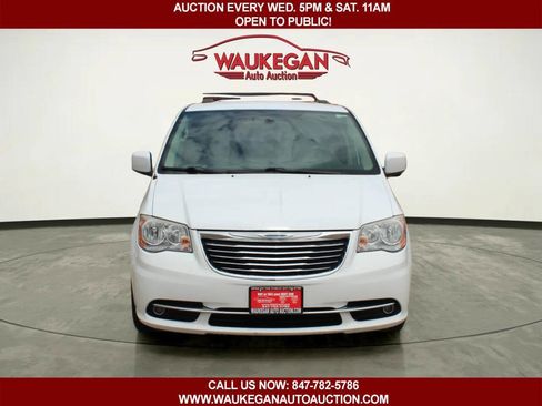 Used 2014 Chrysler Town & Country Touring FWD image 2