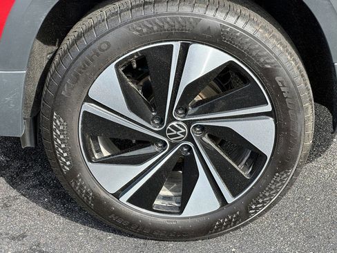 Used 2024 Volkswagen Taos SE w/ Panoramic Sunroof Package image 9