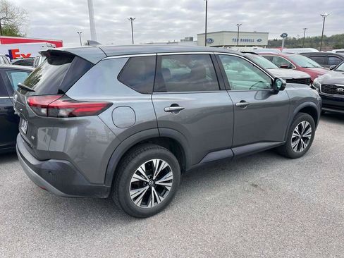 Used 2021 Nissan Rogue SV image 2