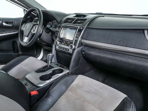 Used 2014 Toyota Camry SE w/ Leather Package image 19