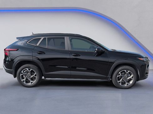 Used 2024 Chevrolet Trax LT w/ Driver Confidence Package FWD image 5