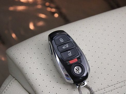 Used 2017 Volkswagen Touareg Sport AWD/4WD image 29
