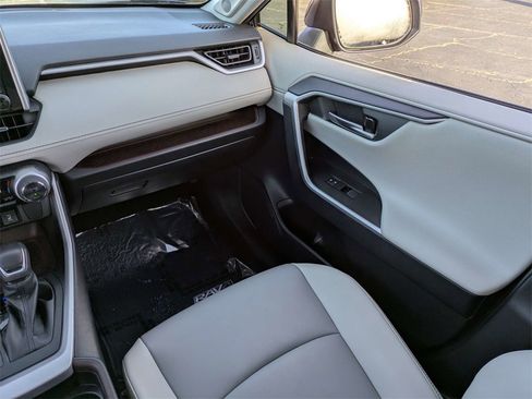 Used 2021 Toyota RAV4 Limited image 18