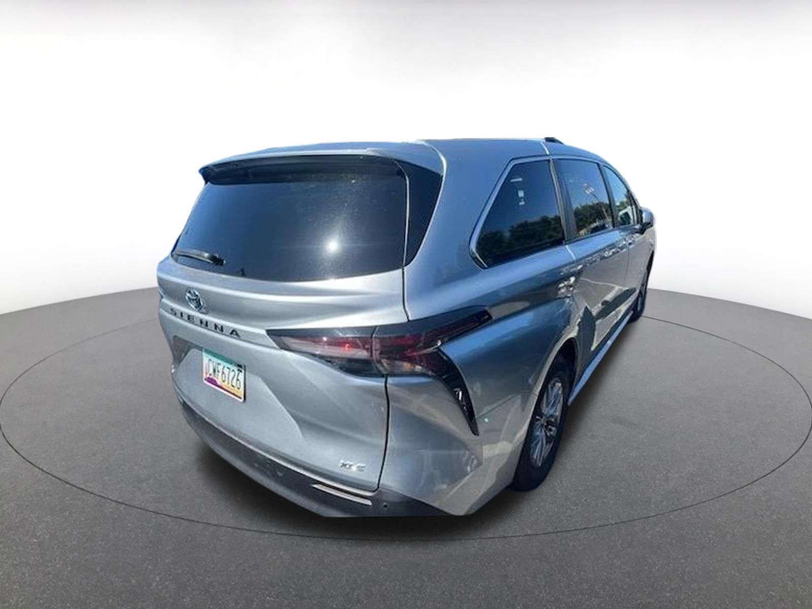 Used 2025 Toyota Sienna XLE FWD image 4