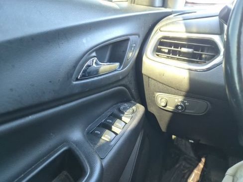 Used 2019 Chevrolet Equinox LT FWD image 16