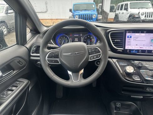 Used 2025 Chrysler Pacifica Select FWD image 22