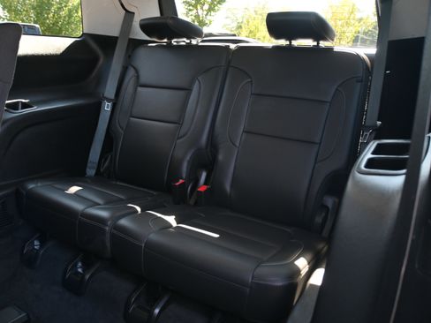 Used 2023 GMC Acadia SLT image 12