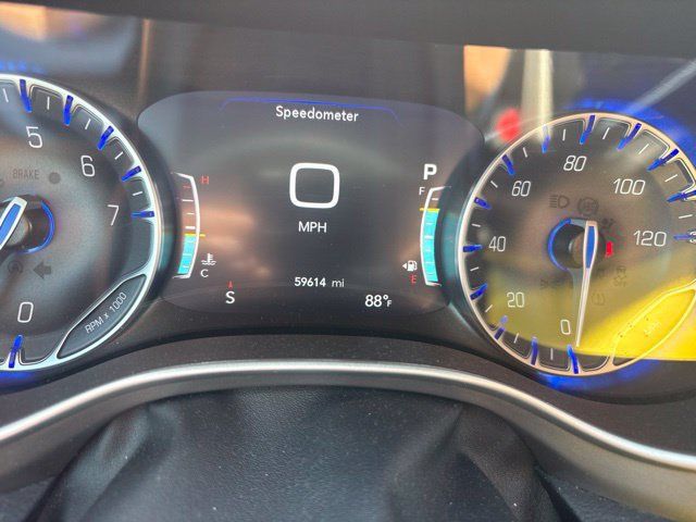 Used 2022 Chrysler Pacifica Touring-L FWD image 9