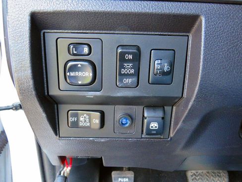 Used 2014 Toyota Tundra SR5 w/ SR5 Upgrade Package image 24