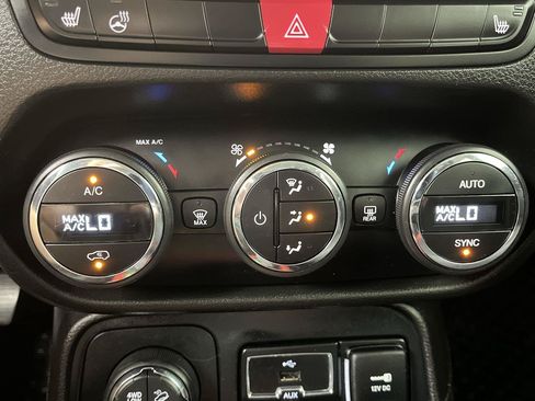 Used 2017 Jeep Renegade Trailhawk w/ Popular Equipment Group AWD/4WD image 19