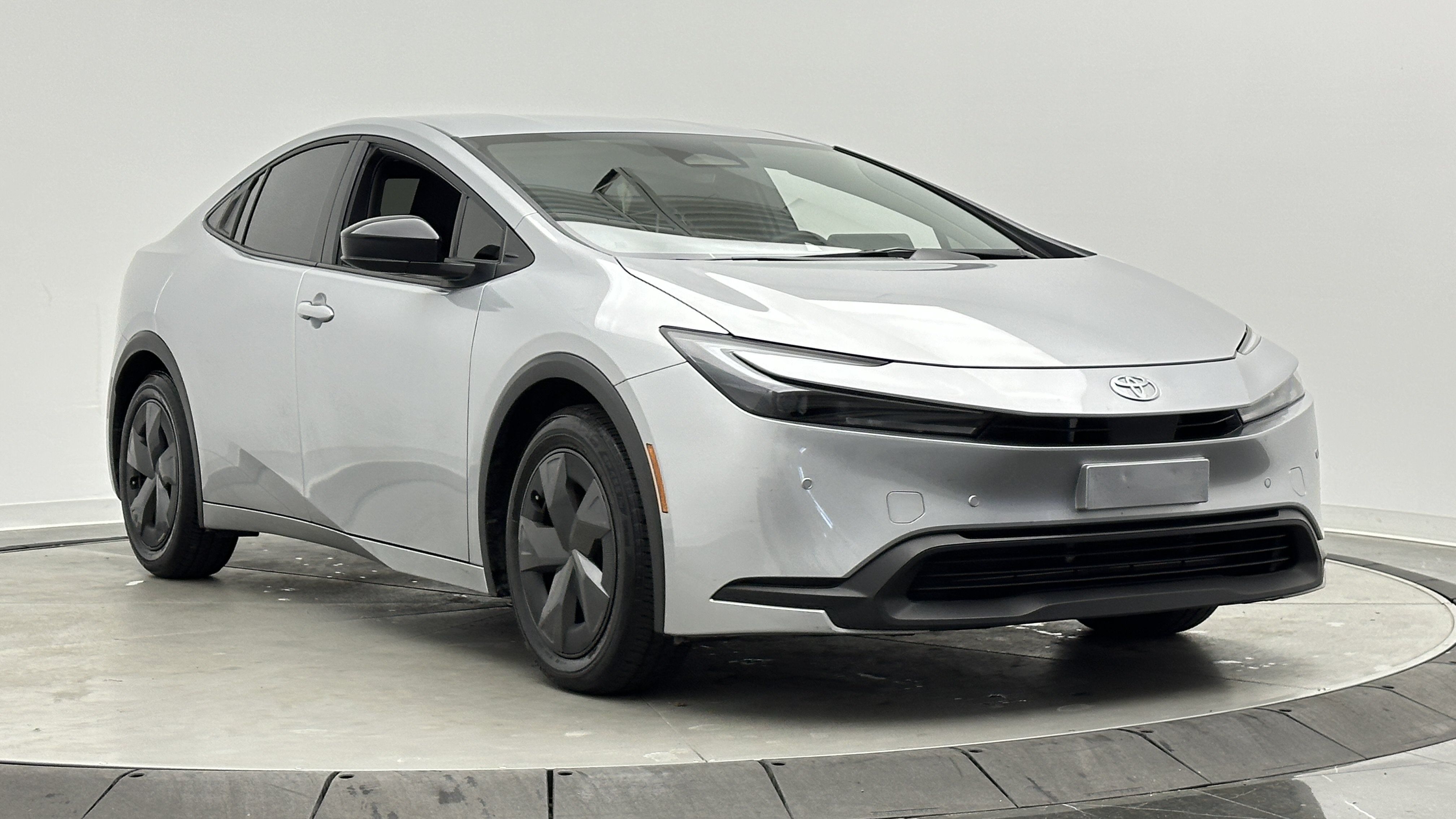 Used 2025 Toyota Prius LE FWD image 3