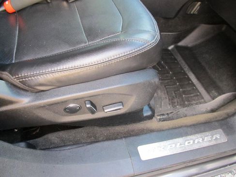 Used 2017 Ford Explorer Limited image 42