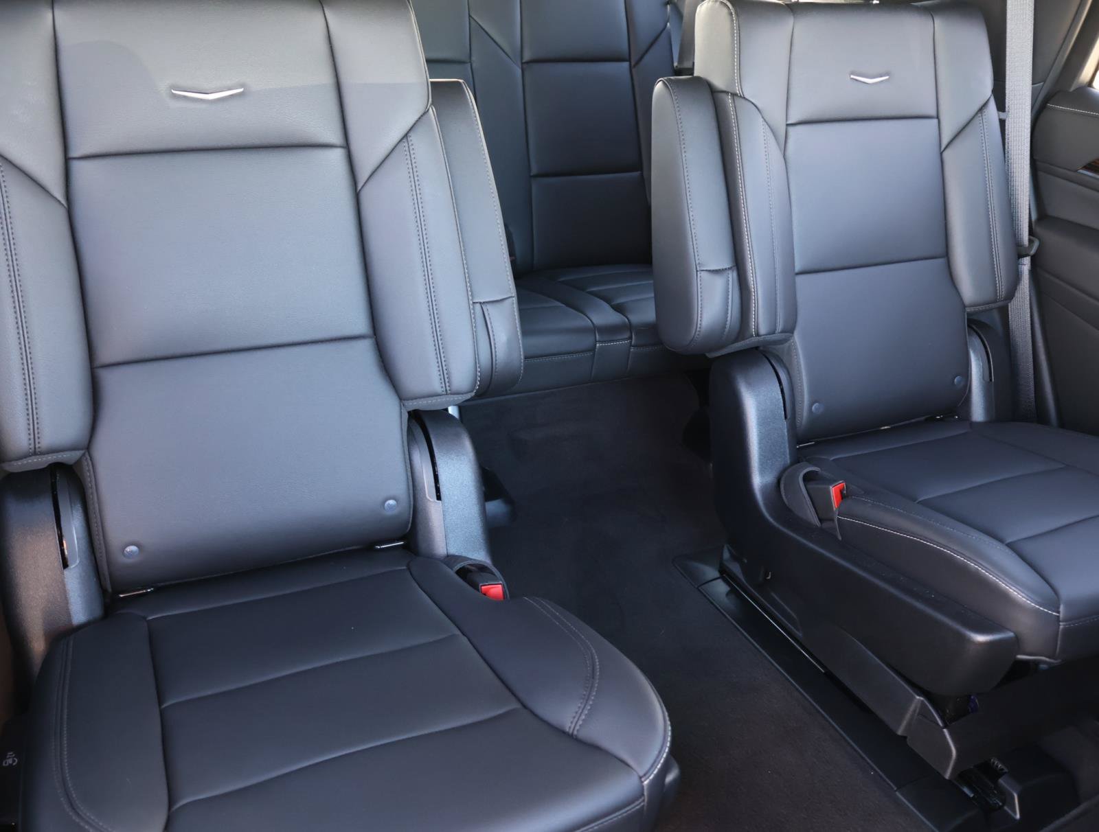 Certified 2024 Cadillac Escalade Luxury RWD image 25