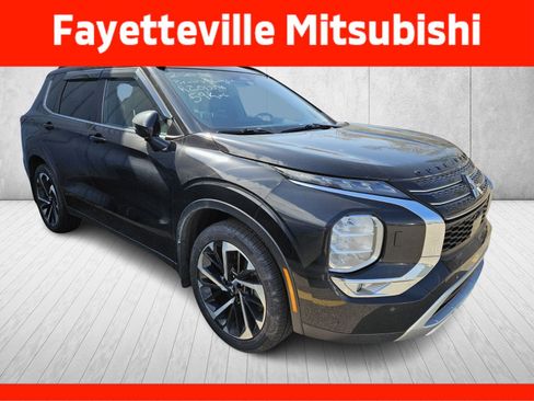 Used 2024 Mitsubishi Outlander SE image 3