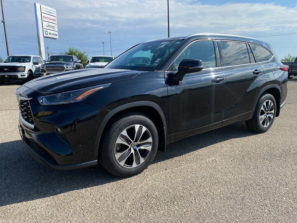 Used 2021 Toyota Highlander XLE AWD/4WD image 40