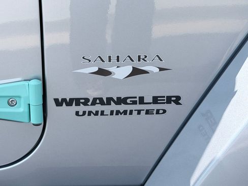 Used 2016 Jeep Wrangler Unlimited Sahara w/ Connectivity Group AWD/4WD image 10