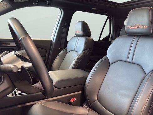 Used 2025 Honda Pilot TrailSport image 11