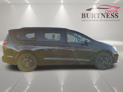 New 2026 Chrysler Pacifica Limited w/ S Appearance Package AWD/4WD image 9