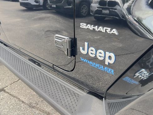 Used 2022 Jeep Wrangler Unlimited Sahara w/ Cold Weather Group AWD/4WD image 9