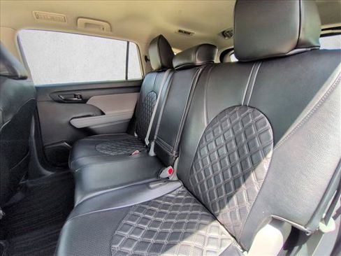 Used 2023 Toyota Highlander L FWD image 16