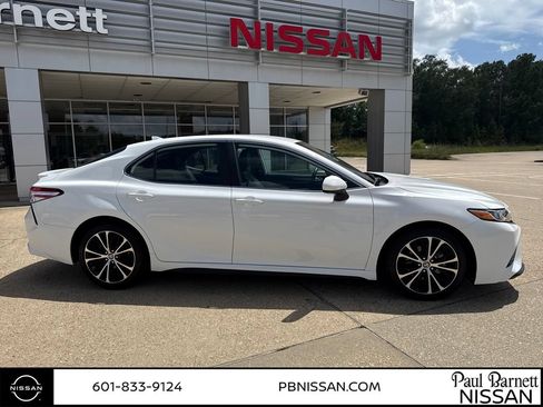 Used 2020 Toyota Camry SE FWD image 4