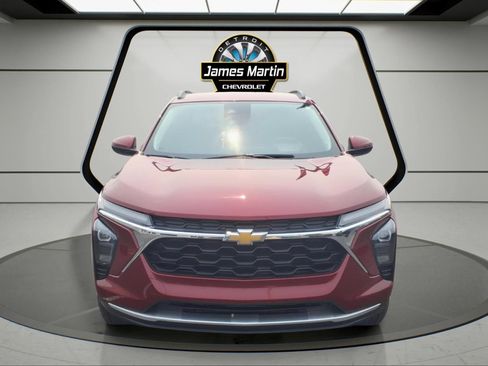 Used 2025 Chevrolet Trax LT w/ LT Convenience Package FWD image 2