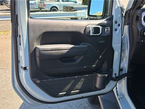 Used 2024 Jeep Wrangler Unlimited image 10