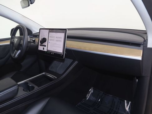 Used 2024 Tesla Model Y Long Range AWD/4WD image 39
