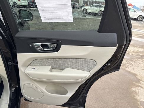 Used 2022 Volvo XC60 B5 Momentum image 40