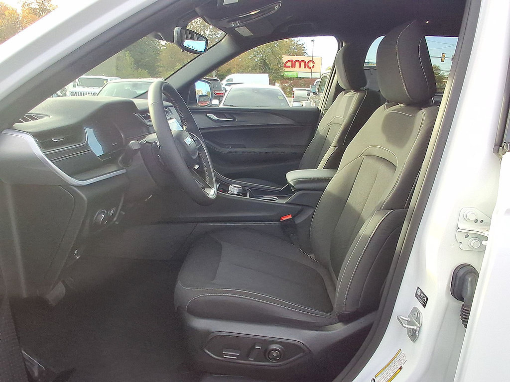 Used 2024 Jeep Grand Cherokee Laredo AWD/4WD image 17