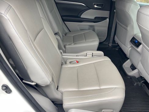 Used 2019 Toyota Highlander Limited image 18
