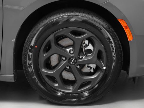 Used 2023 Chrysler Pacifica Limited w/ S Appearance Package FWD image 15