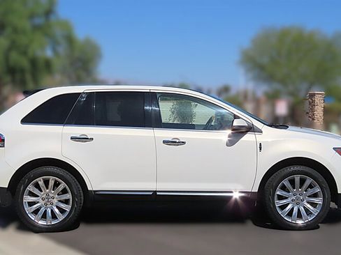 Used 2013 Lincoln MKX FWD image 7