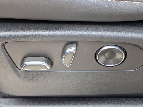 Used 2022 Cadillac Escalade Luxury image 13