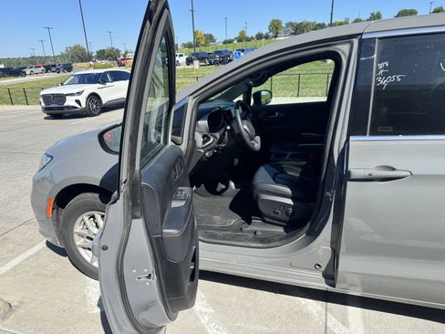 Used 2025 Chrysler Pacifica Select FWD image 5