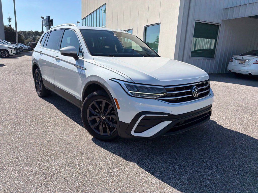 Used 2023 Volkswagen Tiguan SE FWD image 1
