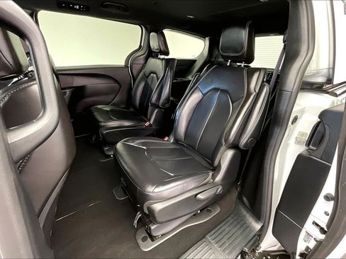 Used 2024 Chrysler Pacifica Limited FWD image 19