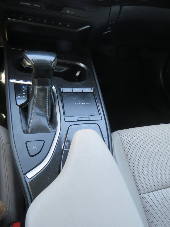 Used 2019 Lexus UX 200 FWD image 12