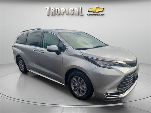 Used 2023 Toyota Sienna XLE image 7