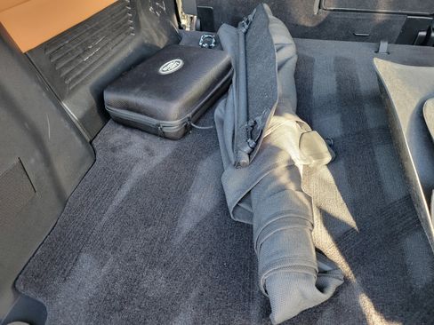 Used 2023 Land Rover Defender 130 X-Dynamic SE image 8