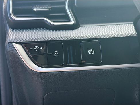 Used 2025 Kia Sportage LX image 16