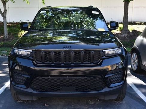 Used 2024 Jeep Grand Cherokee Altitude AWD/4WD image 3
