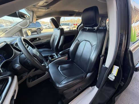 Used 2021 Chrysler Voyager Lxi image 24