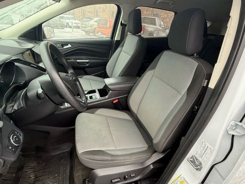 Used 2019 Ford Escape SE image 2