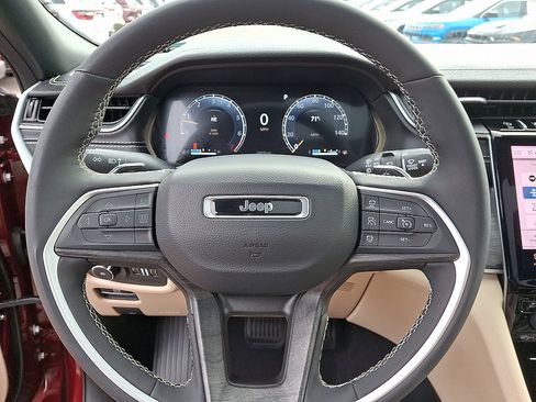 Certified 2025 Jeep Grand Cherokee L Limited w/ Luxury Tech Group II AWD/4WD image 8