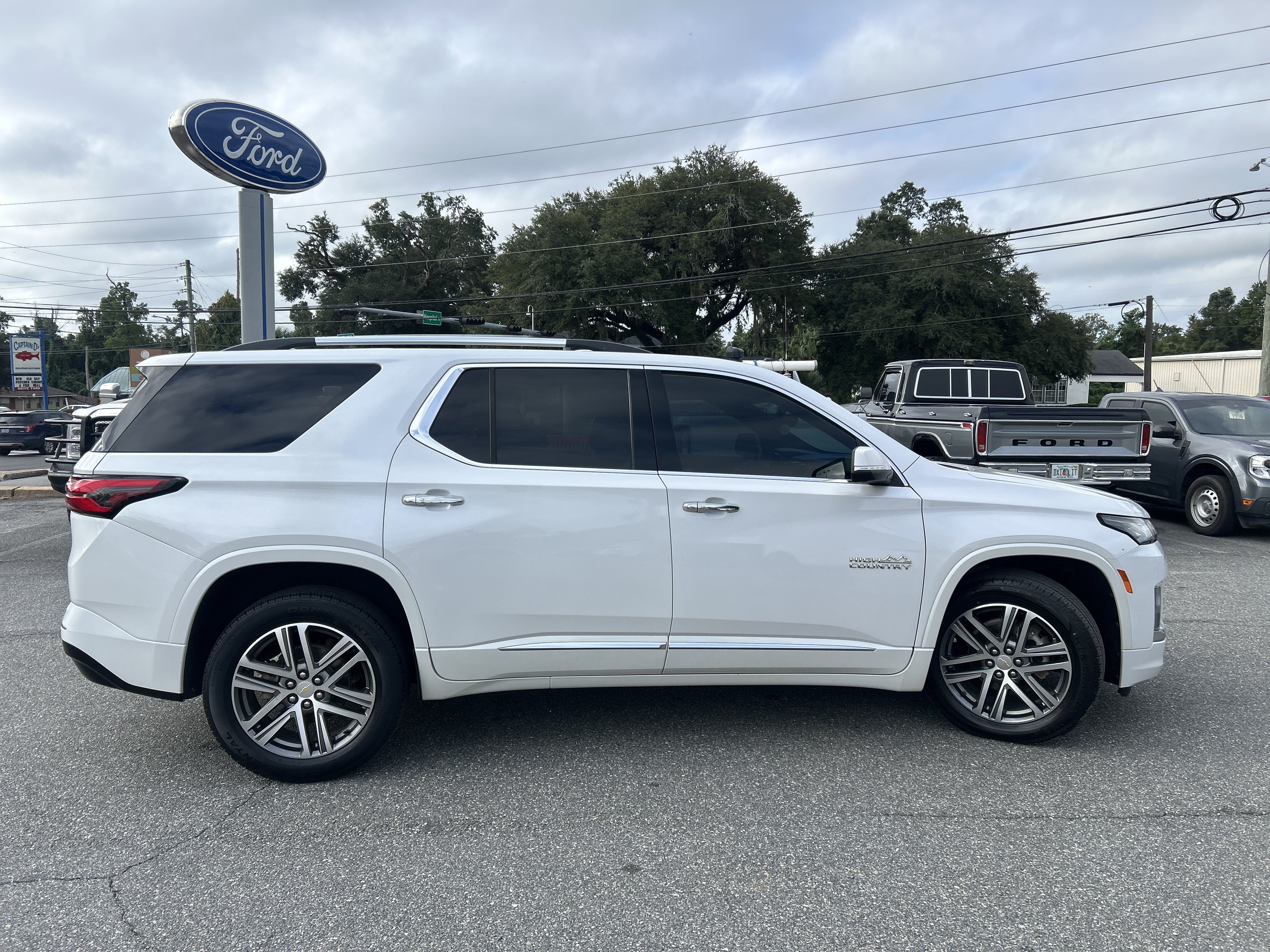 Used 2023 Chevrolet Traverse High Country w/ LPO, Floor Liner Package AWD/4WD image 8