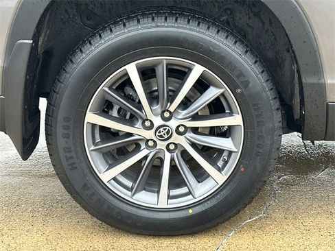 Used 2019 Toyota Highlander XLE image 9